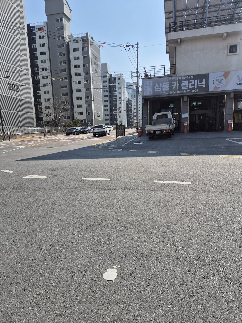 샘물교회에서 상동카클리닉 방면에 횡당보도가 없어, 이곳에서 무단횡단 발생