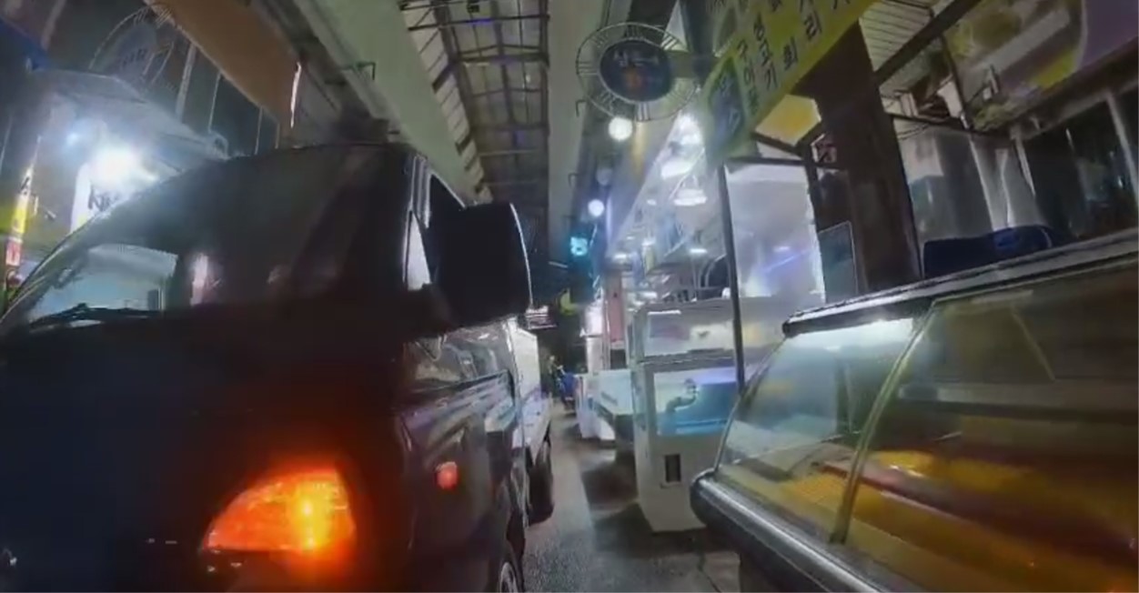 불법 적치물 및 하역차량으로 인한 통행 마비 현장