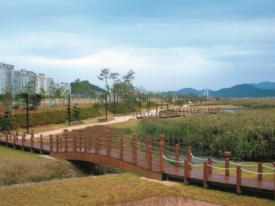 옥암지구내_친환경적인_자연상태_수변공원_(2011년).png