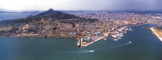 바다에서_본_서산-온금-구)조선내화-목포항전경(2001년).png