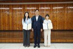 패 수여식에서 정장과 단정한 복장의 수상자들이 상장을 들고 관계자와 함께 단체 기념 촬영을 하고 있는 모습이다.