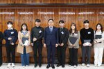 4월 정례조회 행사에서 정장을 입고 안경을 쓴 남성이 수상자들과 함께 기념촬영을 하고 있으며, 왼쪽부터 박신영, 정한결, 고주원, 박정우, 고해광, 오지인, 황찬우, 박지행, 김유라가 각각 상장을 들고 일렬로 서 있다.